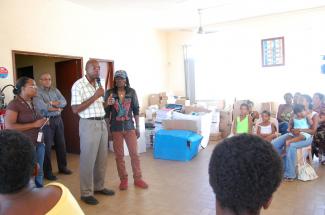 distribution scolaires au vauclin avec le maire, Raymond Occolier