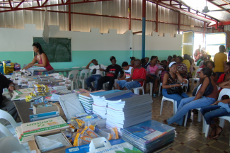 Distributions scolaires au Marin