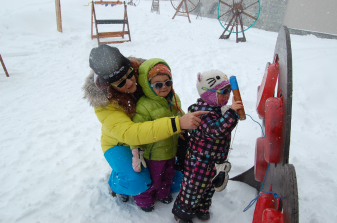 Emma en compagnie des enfants à Val Thorens